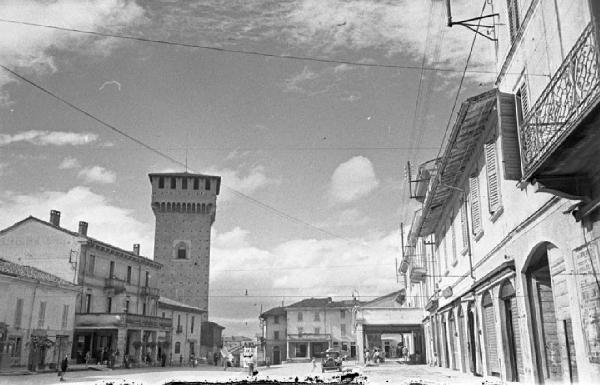 Piazza - edifici - torre medievale