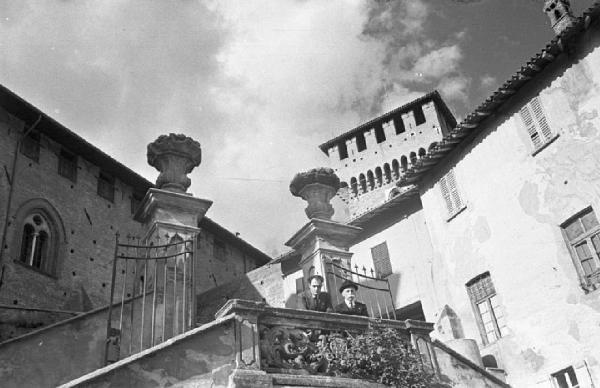 Cortile interno di un castello - due persone affacciate allo scalone d'onore