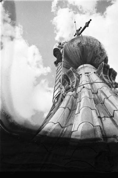 Roma. Esterno della Basilica di San Pietro in Vaticano - lavori di restauro della cupola. Operaio in cima alla lanterna