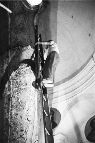 Roma. Interno della Basilica di San Pietro in Vaticano. Lavori di restauro - operaio in cima a una scala all'interno di una delle cupolette minori