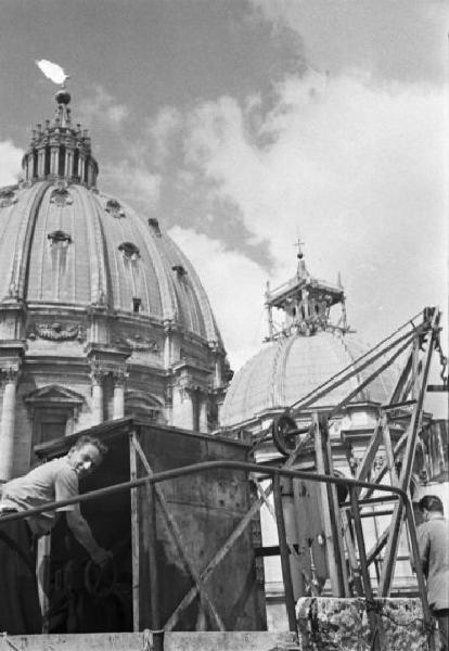 Roma. Esterno della Basilica di San Pietro in Vaticano - lavori di restauro. Impalcature