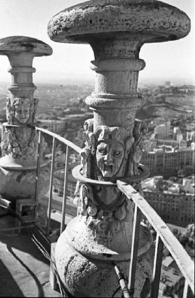 Roma. Cupola della Basilica di San Pietro - decorazione scultorea della balconata
