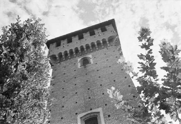 Italia Dopoguerra. Sant'Angelo Lodigiano. Reportage sulla figura di Santa Francesca Cabrini - scorcio dal basso della Rocca