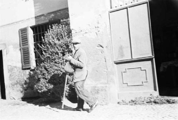 Italia Dopoguerra. Sant'Angelo Lodigiano. Reportage sulla figura di Santa Francesca Cabrini - un viandante per le vie del paese