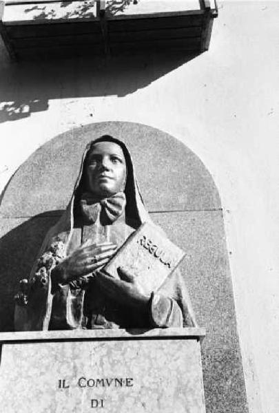 Italia Dopoguerra. Sant'Angelo Lodigiano. Reportage sulla figura di Santa Francesca Cabrini - scorcio della statua in memoria della Beata