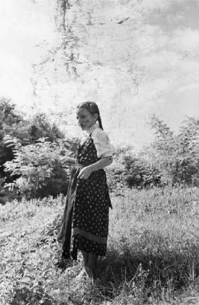 Italia Dopoguerra. Sant'Angelo Lodigiano. Reportage sulla figura di Santa Francesca Cabrini - ritratto di giovane contadina