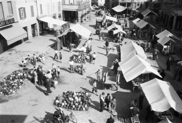 Italia Dopoguerra. Sant'Angelo Lodigiano. Reportage sulla figura di Santa Francesca Cabrini - la piazza del mercato vista dall'alto