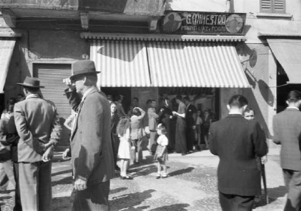 Italia Dopoguerra. Sant'Angelo Lodigiano. Reportage sulla figura di Santa Francesca Cabrini - un momento di vita urbana