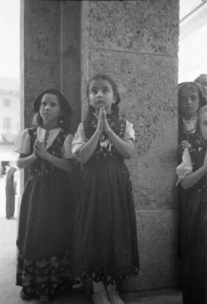 Italia Dopoguerra. Sant'Angelo Lodigiano. Reportage sulla figura di Santa Francesca Cabrini - celebrazione della Santa messa in memoria della Beata - coppia di giovani fanciulle in preghiera