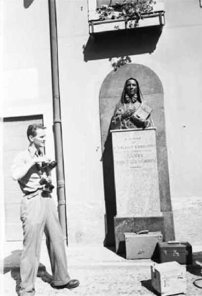 Italia Dopoguerra. Sant'Angelo Lodigiano. Reportage sulla figura di Santa Francesca Cabrini - Federico Patellani fotografa il monumento in memoria della Beata