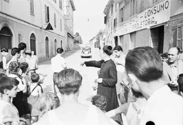 Italia Dopoguerra. Sant'Angelo Lodigiano. Reportage sulla figura di Santa Francesca Cabrini - federico Patellani durante i preparativi della ripresa