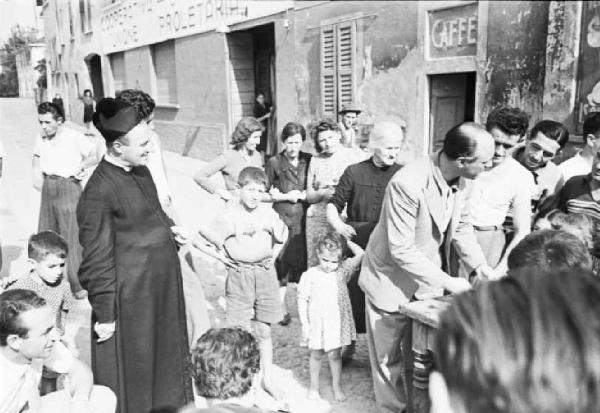 Italia Dopoguerra. Sant'Angelo Lodigiano. Reportage sulla figura di Santa Francesca Cabrini - scorcio di una stele in memoria della Beata - il monumento ricorda il giorno della partenza della Santa