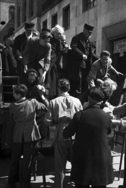 Italia Dopoguerra. Milano. Elezioni amministrative del 1947. Un carro carico di cittadini fermo davanti al seggio elettorale