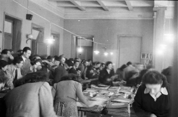 Italia Dopoguerra. Milano. Elezioni amministrative del 1947. Scorcio dell'ufficio elettorale con il personale al lavoro