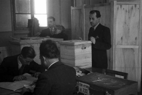 Italia Dopoguerra. Milano. Elezioni amministrative del 1947. Scorcio di un ufficio elettorale durante la fase del voto