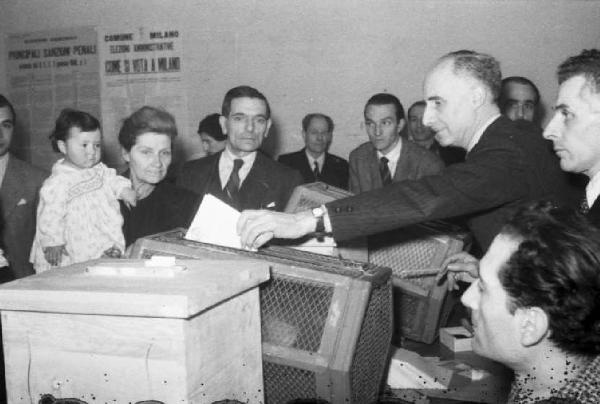 Italia Dopoguerra. Milano. Elezioni amministrative del 1947. Scorcio di un ufficio elettorale durante la fase del voto