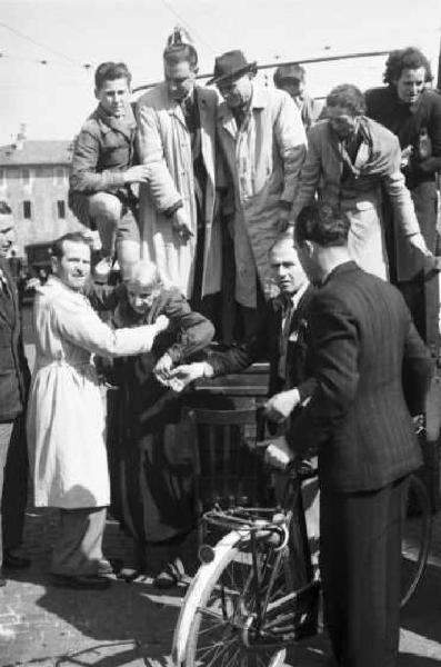 Italia Dopoguerra. Milano. Elezioni amministrative del 1947. Scorcio tra la folla assiepata all'esterno di un ufficio elettorale (sede del Liceo Ginnasio G. Parini)