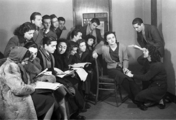 Italia Dopoguerra. Milano. Prove di recitazione teatrale - giovani durante una fase della recitazione