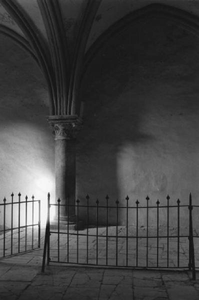 Gerusalemme - Interno di una chiesa - Colonna con capitello e arcata - cancello