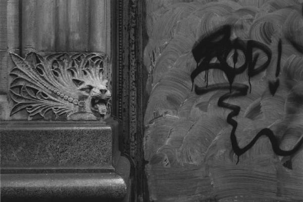 New York - Base di colonna con gargoyle - vetro imbiancato con tag a vernice spray