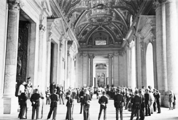 Roma - Basilica di S. Pietro. Militare in alta uniforme ed ecclesiasti schierati nel portico di fronte all'ingresso della chiesa