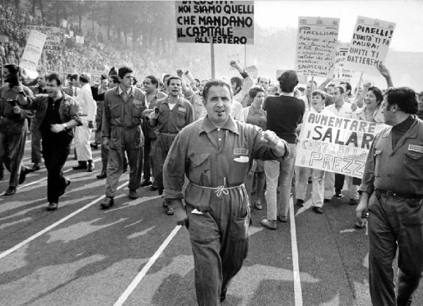 Milano - Manifestazione sindacale degli operai della Pirelli - Manifestanti in tuta con cartelli di protesta urlano marciando