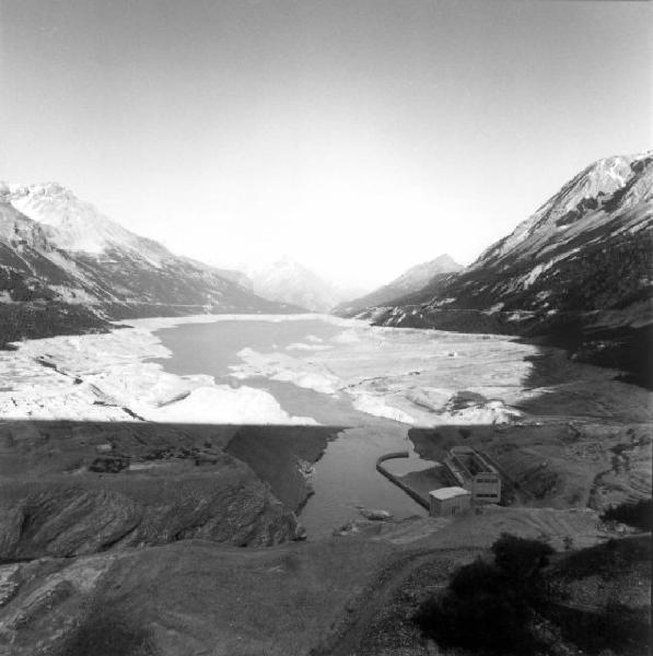 Cancano - Lago artificiale - bacino, costruzioni a valle - montagne circostanti