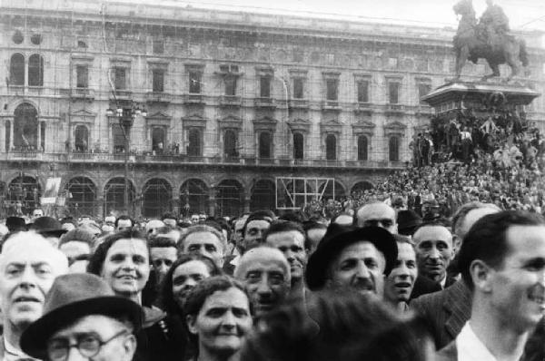 Referendum 1946 Repubblica o Monarchia. Milano - Piazza del Duomo - Vittoria della Repubblica - Manifestazione - Folla - Statua equestre