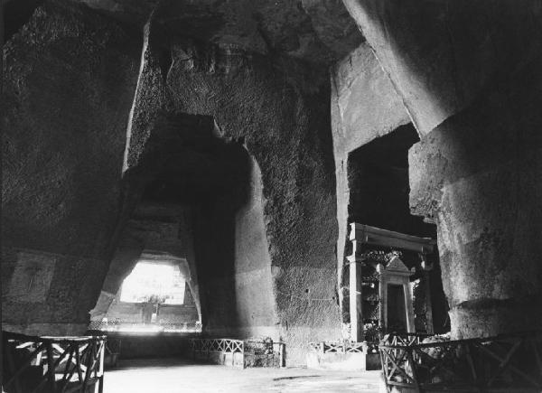 Culto ritualizzato dei morti. Napoli - Cimitero delle Fontanelle, interno - Antro scavato nel tufo - Staccionate in legno a protezione dei cumuli di ossa