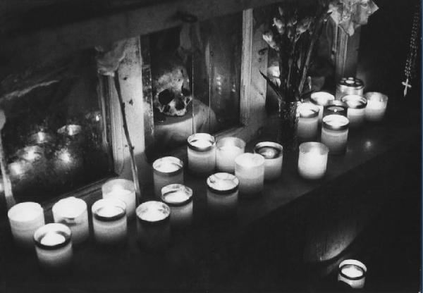 Culto ritualizzato dei morti. Napoli - Cimitero delle Fontanelle, interno - Cassette contenenti teschi, fiori, lumini accesi