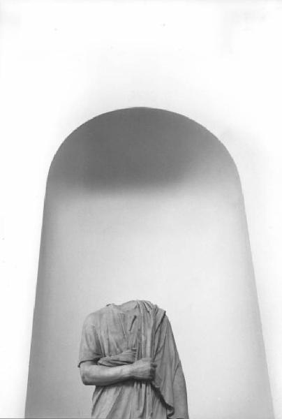 Vedute di Napoli. Napoli - Museo Archeologico Nazionale - Nicchia - Particolare di una statua antica di marmo