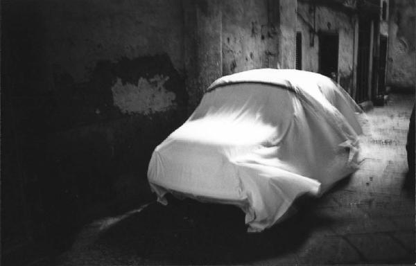 Vedute di Napoli. Napoli, Vico Egiziaca a Pizzofalcone - Automobile parcheggiata coperta con un lenzuolo bianco