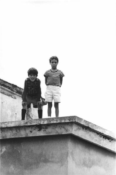 Il ventre del colera. Ercolano - Ritratto infantile: due ragazzini sul tetto in cemento di una costruzione