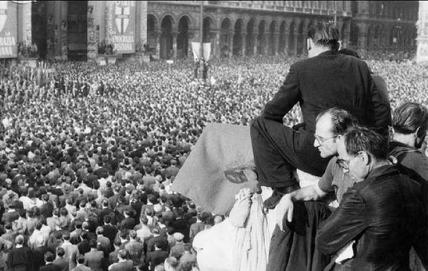 Referendum 1946 Repubblica o Monarchia. Milano - Piazza del Duomo - Vittoria della repubblica - Folla in piazza