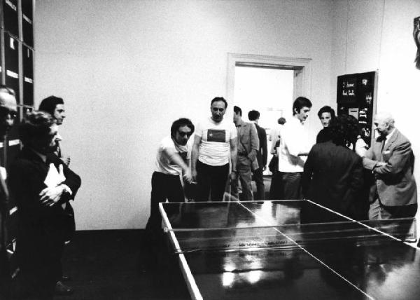 Milano. Galleria Blu. Artisti attorno ad un tavolo da ping-pong - Fra gli altri Enrico Baj, James Coleman e Ugo Nespolo che gioca