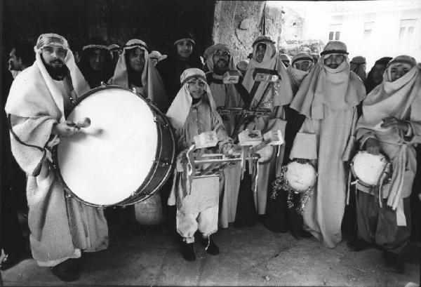 Ritratto di gruppo: banda di paese in costume - Strumenti musicali: grancassa, tamburelli, tricchetracche