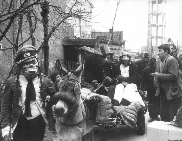 Carnevale. Persone in maschera - carro trainato da asino