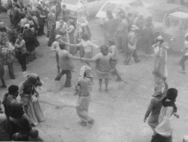 Festa popolare - persone ballano un girotondo