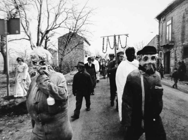 Carnevale. Mascherata - persone travestite