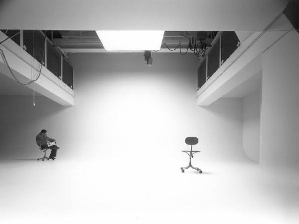 Salone con fondale limbo - un uomo seduto su una sedia da ufficio