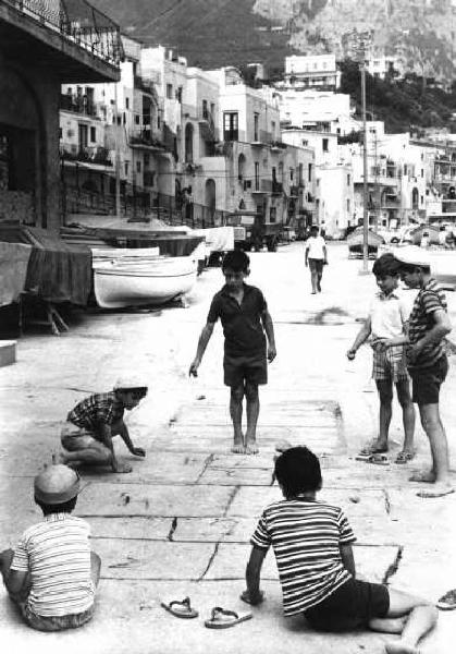 Capri. Marina Grande - ragazzini giocano per strada