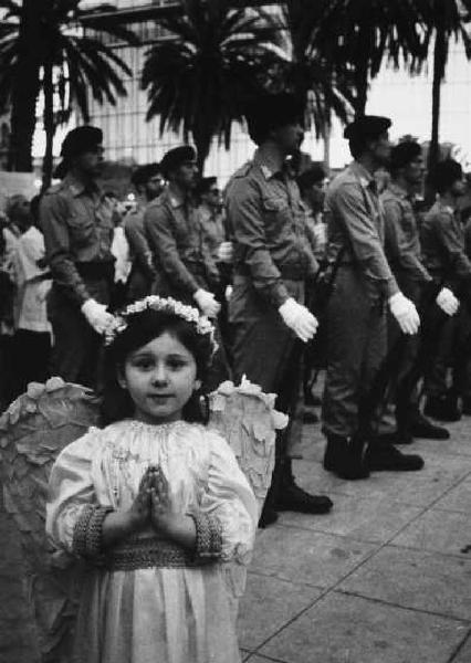 Palermo. Bambina travestita da angelo e parata militare