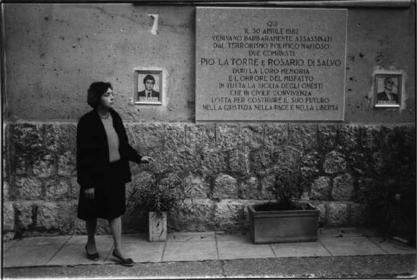 Palermo. Giusi di Salvo presso la targa commemorativa dell'omicidio del marito Rosario Di Salvo e di Pio La Torre