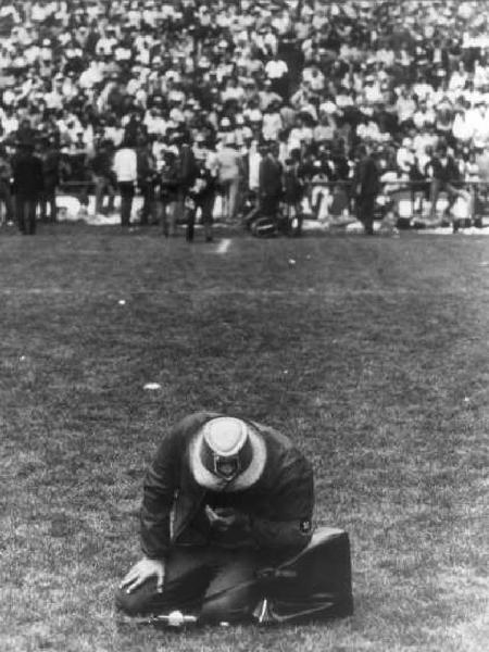 Città del Messico. Stadio Atzeca - finale Coppa Rimet di calcio Italia-Brasile - fotografo brasiliano piange dalla gioia per la vittoria del Brasile