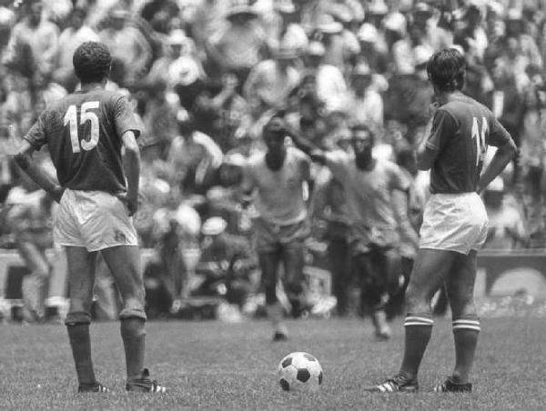 Città del Messico. Stadio Atzeca - finale Coppa Rimet di calcio Italia-Brasile - Mazzola e Rivera osservano l'esultanza dei giocatori brasiliani Jaerzinho e Pelé esultanti dopo il quarto gol