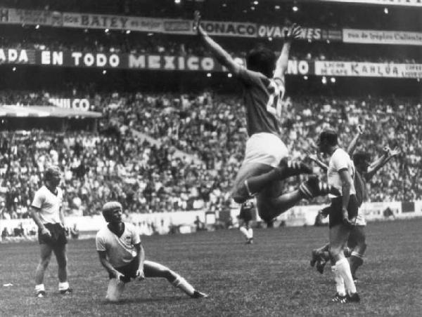 Città del Messico. Stadio Atzeca - semifinale Coppa Rimet di calcio Italia-Germania - il giocatore italiano Boninsegna esulta dopo il gol di Burgnich