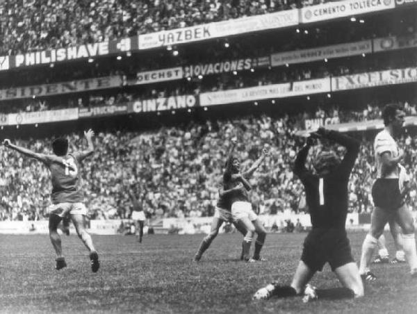 Città del Messico. Stadio Atzeca - semifinale Coppa Rimet di calcio Italia-Germania - il giocatore italiano Gigi Riva abbraccia Rivera esultante dopo il gol - con il n° 13 Domenghini