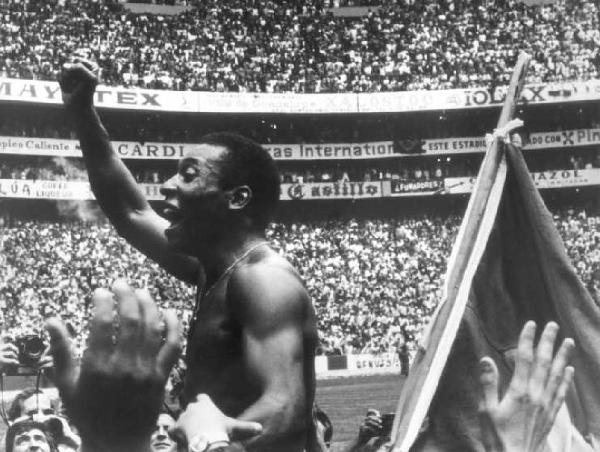 Città del Messico. Stadio Atzeca - finale Coppa Rimet di calcio Italia-Brasile - il giocatore brasiliano Pelé esulta a fine partita