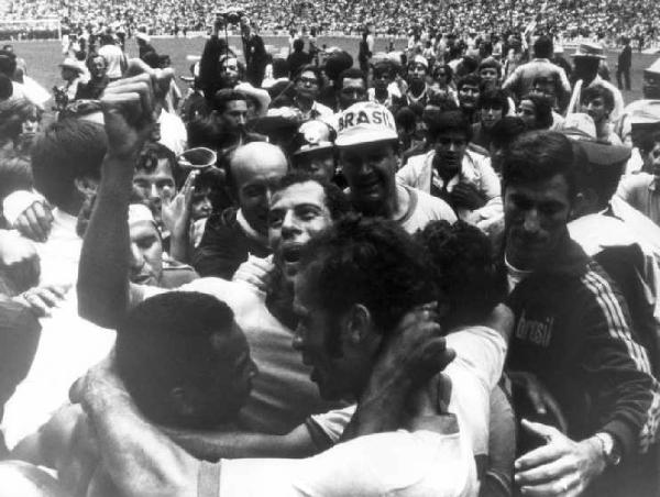 Città del Messico. Stadio Atzeca - finale Coppa Rimet di calcio Italia-Brasile - i giocatori brasiliani Pelé, Brito e Carlos Alberto esultano a fine partita