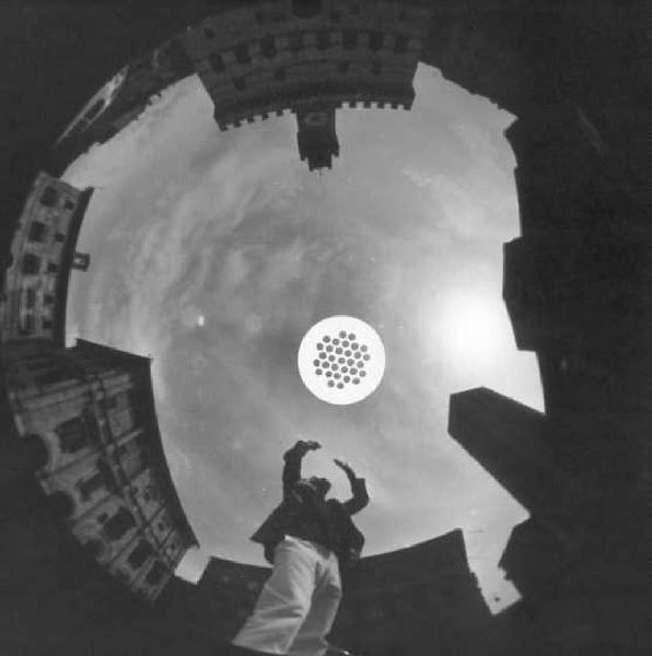 Siena - Piazza del Campo - uomo leva le braccia al cielo verso una sfera